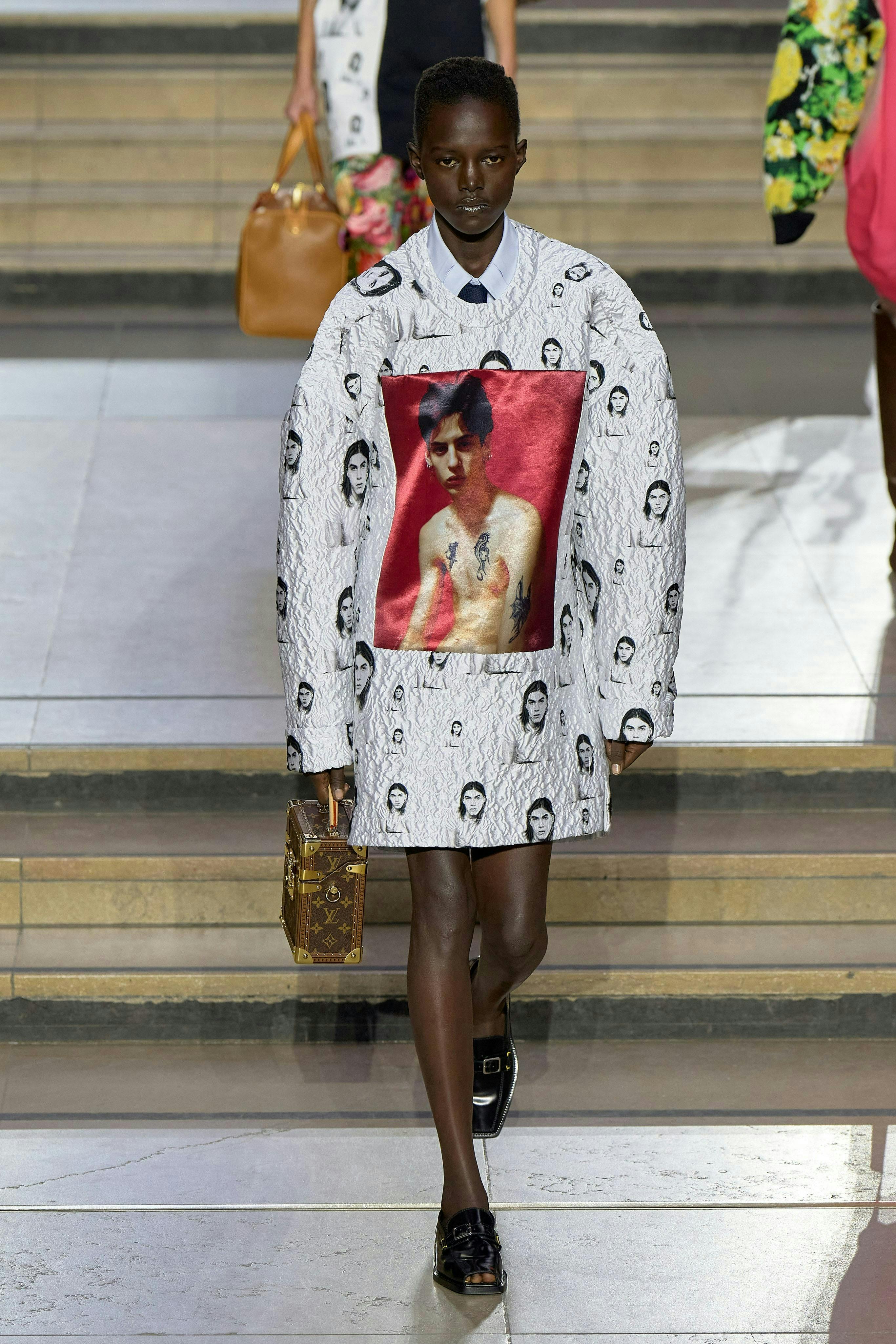 Donna Con La Giacca Di Louis Vuitton E Il Vestito Di Fronte Alla Sfilata Di  Moda Milano Immagine Editoriale - Immagine di illustrativo, esposizione:  194220920
