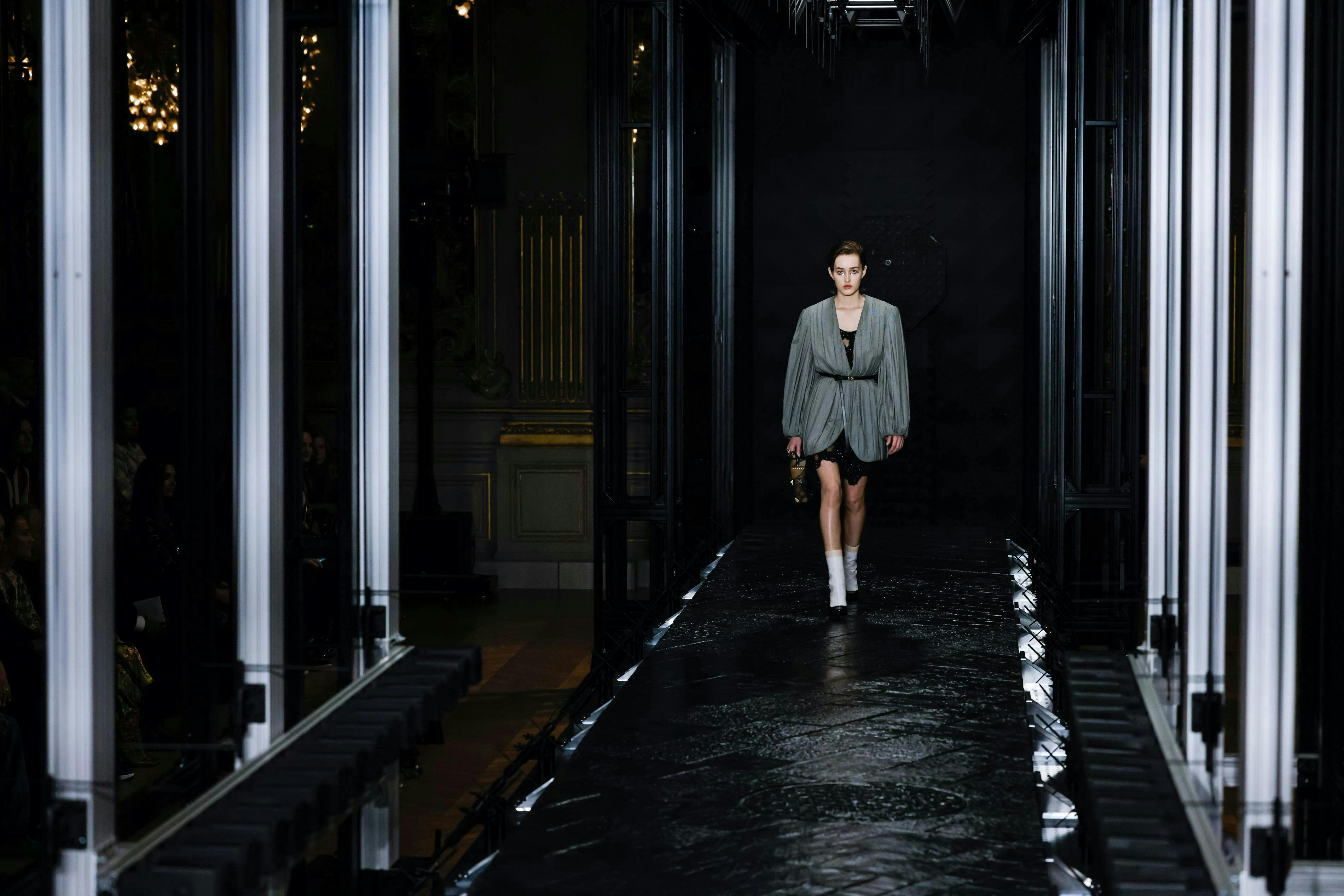 Louis Vuitton at Paris Fashion Week Fall 2020  Louis vuitton shoes, Scarpe,  Settimana della moda