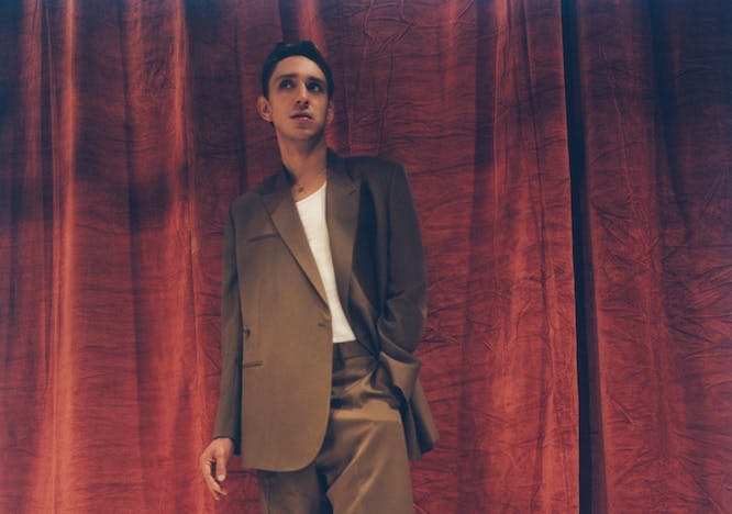 Oliver Sim in Dior Men. Foto courtesy by Laura Coulson