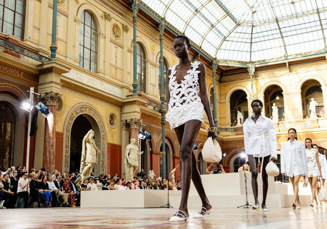 Valentino L'Ecole la sfilata primavera estate 2024 alla Paris Fashion Week