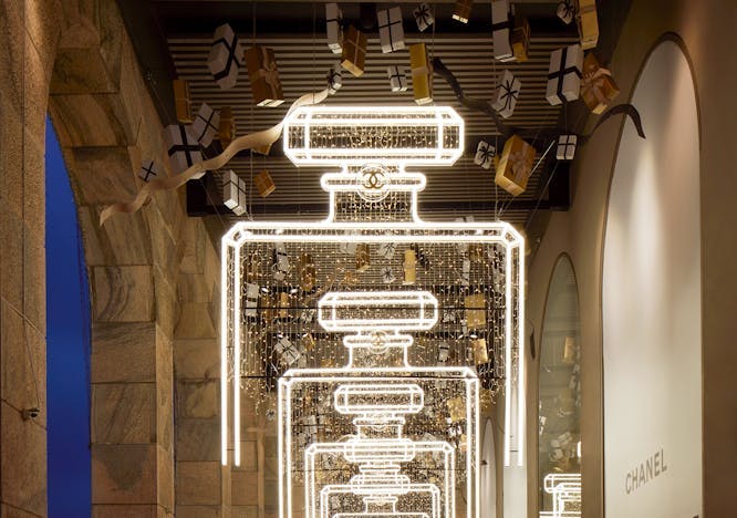 Chanel N°5 illumina la Rinascente di Milano
