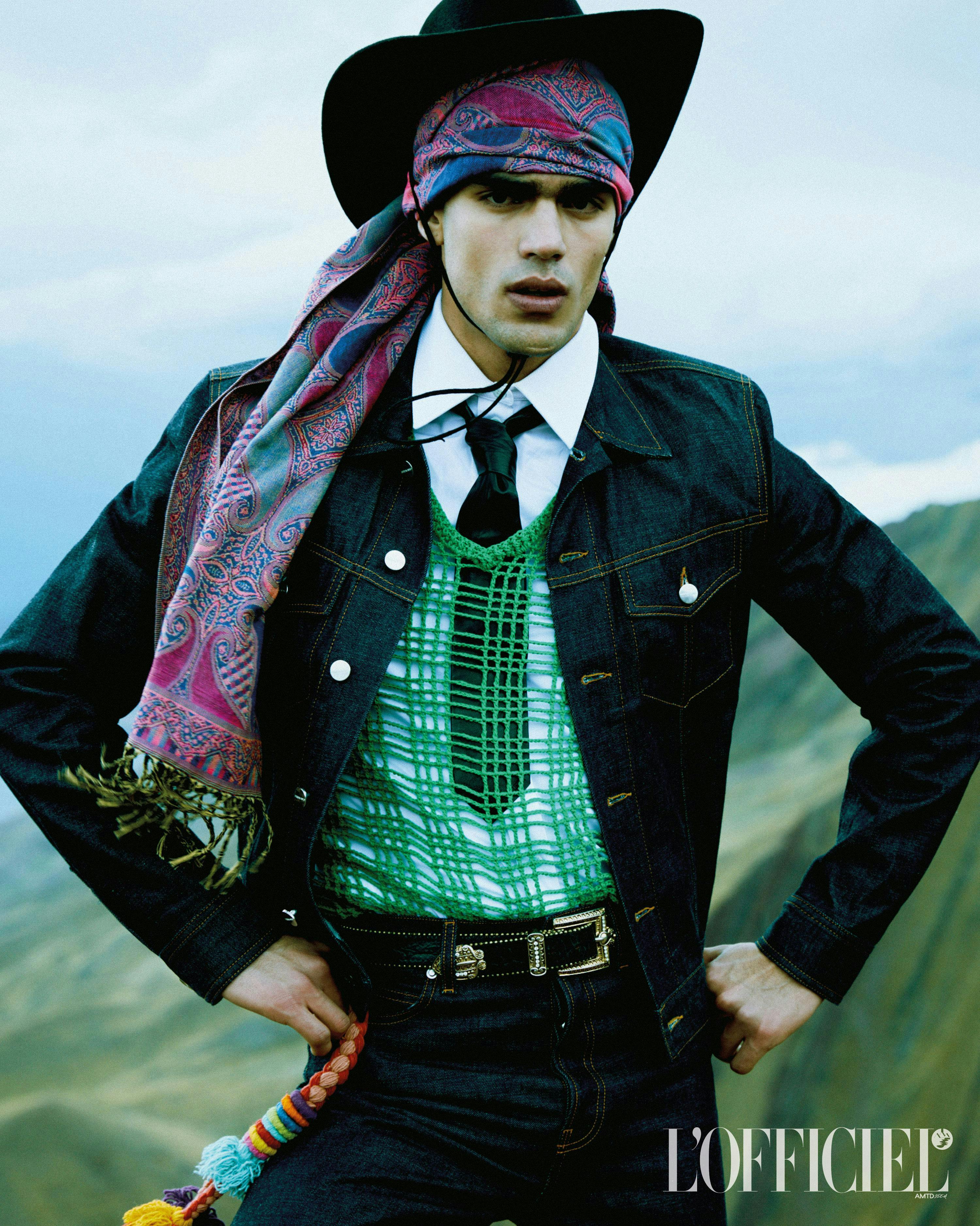 Completo di denim, FERRAGAMO; camicia e cravatta, ALEXANDER McQUEEN; cappello, foulard ,top a rete e cintura, SERGIO DAVILA