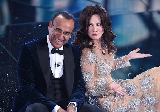 Carlo Conti e Virginia Raffaelle sul palco di Sanremo 2016 (Getty Images)