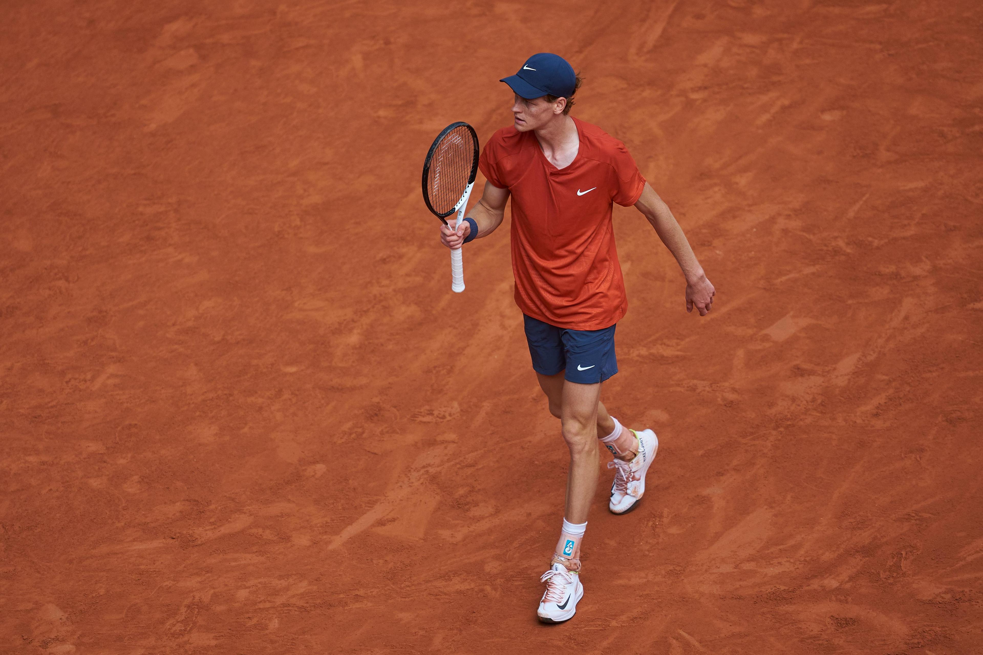 Jannik Sinner durante il match contro Grigor Dimitrov ai Quarti di Finale del French Open - Roland Garros (Mateo Villalba/Getty Images)