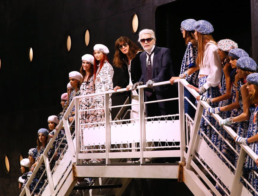 Virginie Viard e Karl Lagerfeld durante il finale della sfilata Cruise 2018/2019 di Chanel nel 2018 a Parigi (Bertrand Rindoff Petroff/Getty Images)