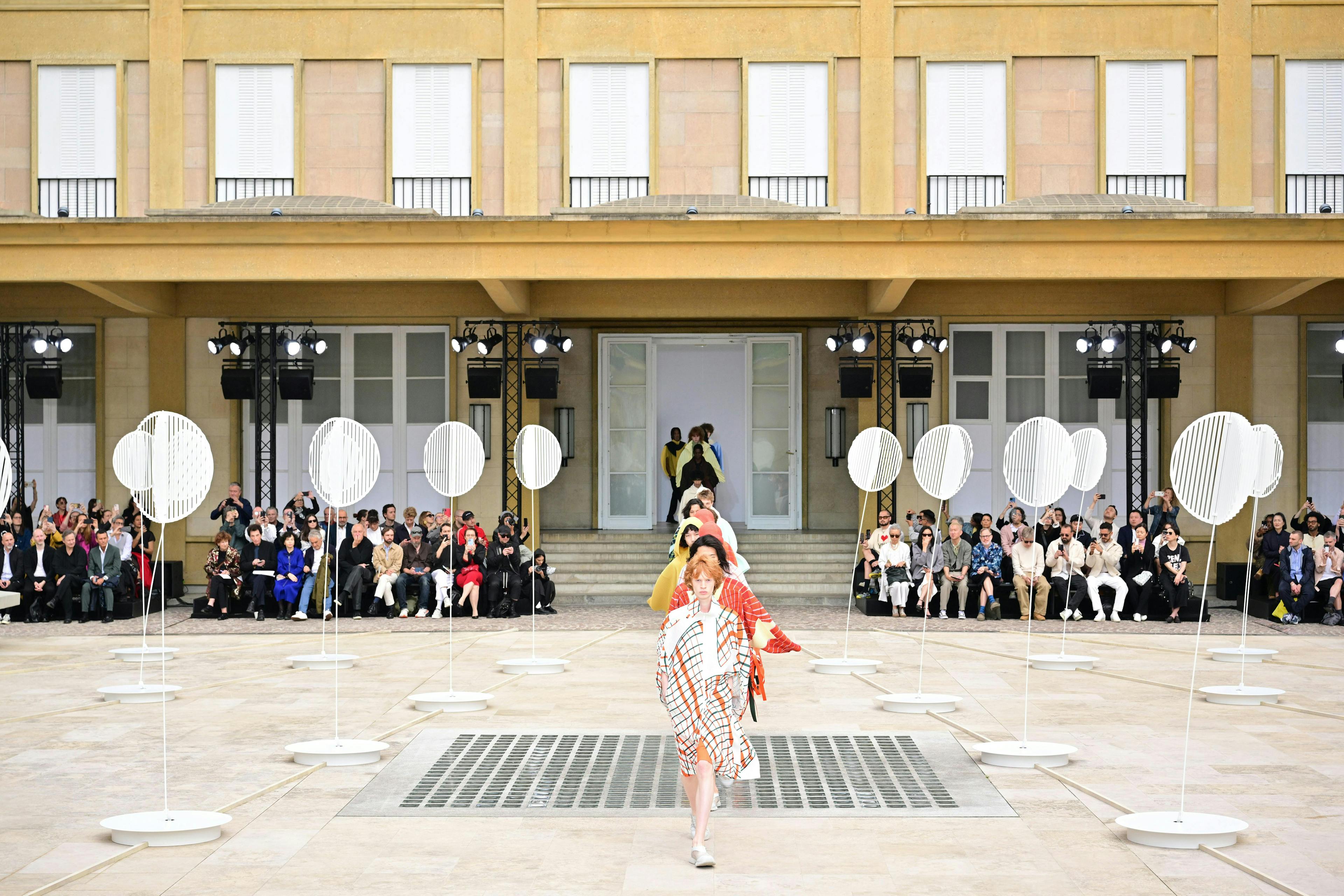 Issey Miyake Homme Plissé la sfilata uomo primavera estate 2025 (Getty Images)