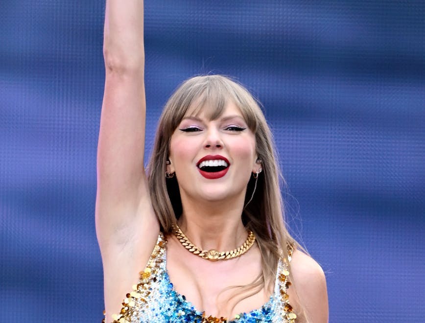 Taylor Swift sul palco dell'Eras Tour al Wembley Stadium di Londra