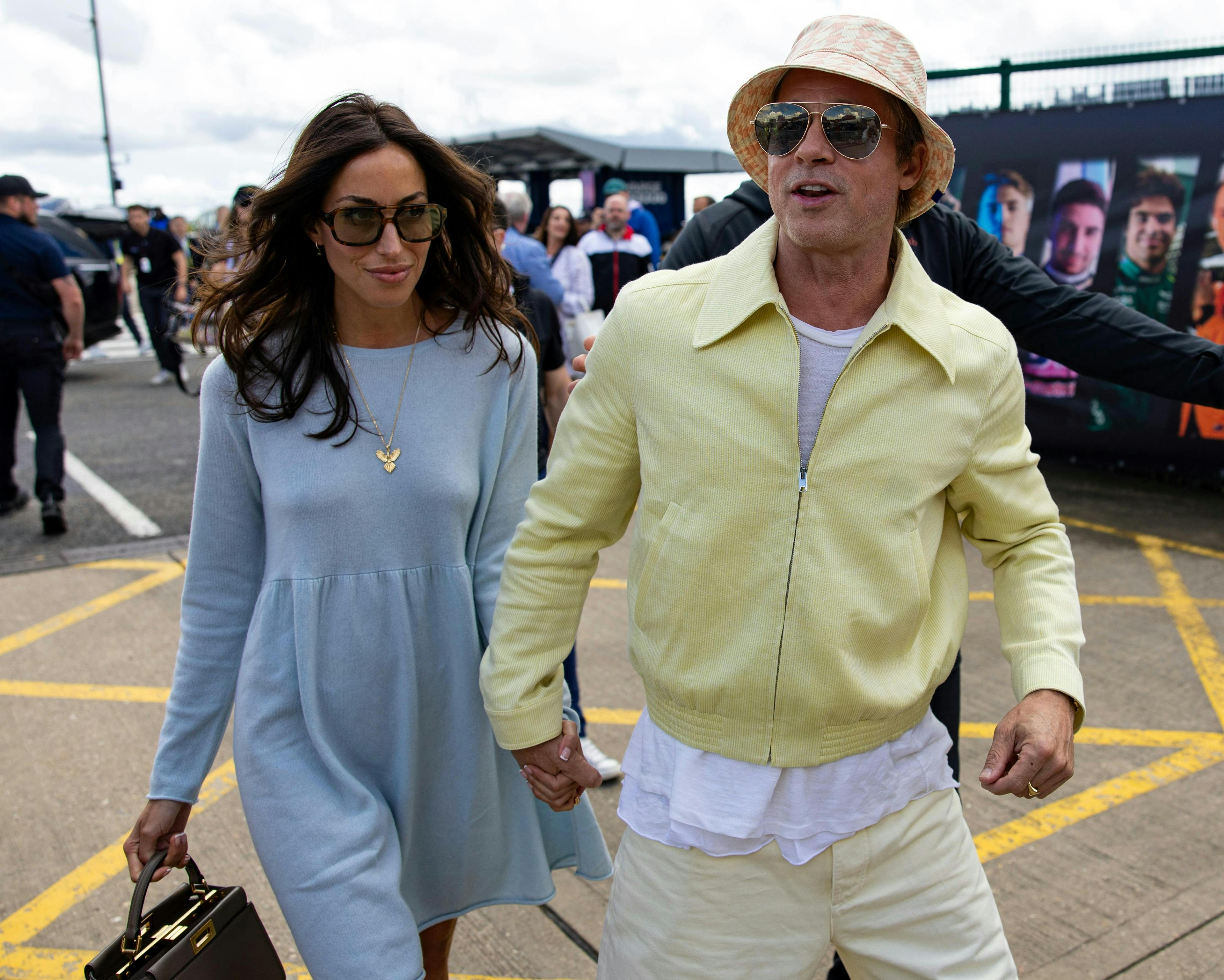 Brad Pitt e Ines de Ramon a Silverston durante il Gp di Formula 1 di Gran Bretagna (Getty Images)