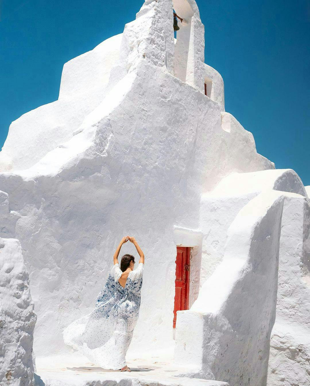 La collezione capsule di Genny ispirata a Mykonos, dove la casa di moda ha aperto un pop-up store e ha decorato il beach club dell'Hotel Cavo Tagoo (Courtesy Genny)