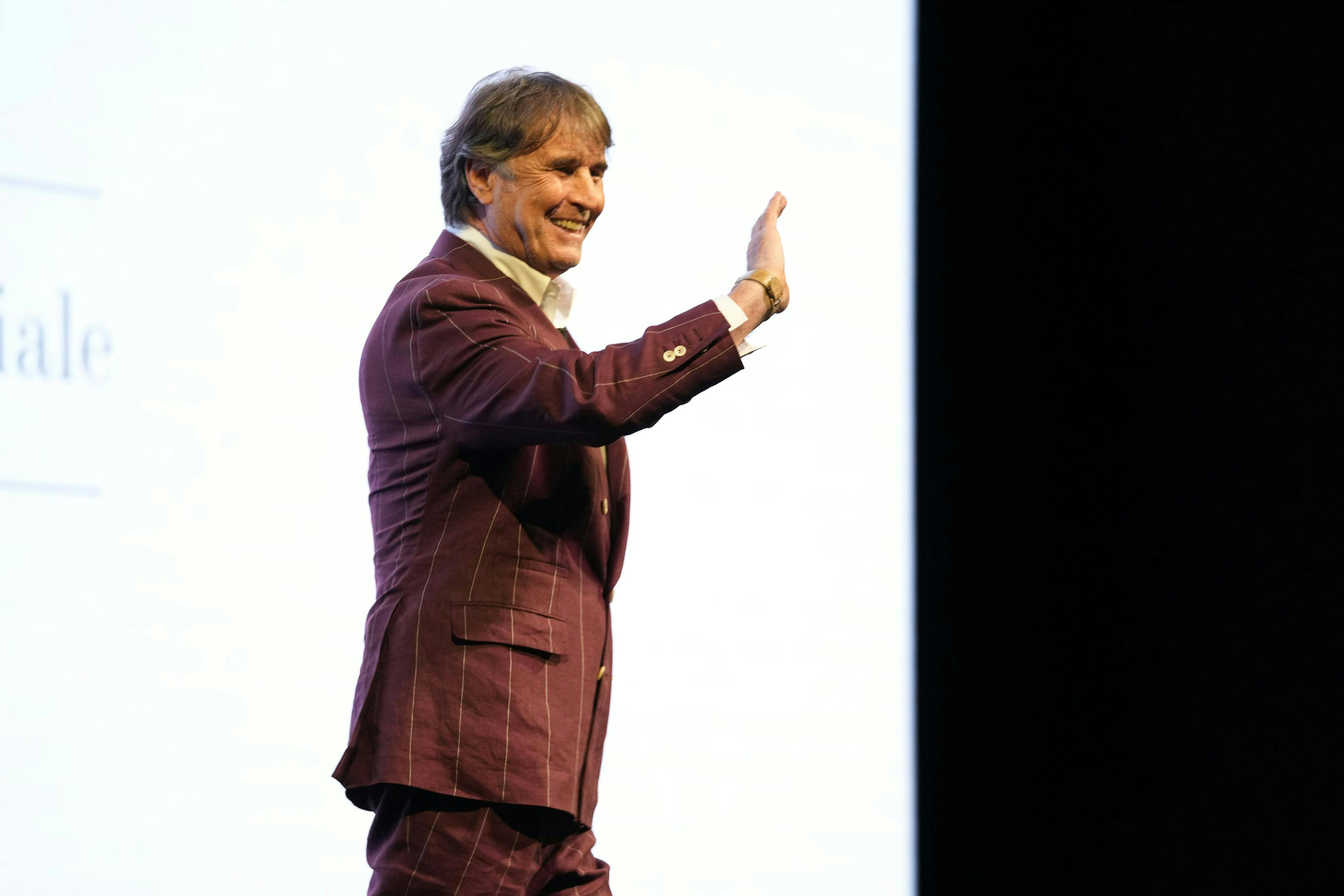 Brunello Cucinelli durante la presentazione del progetto Solomei AI al Piccolo Teatro di Milano (Courtesy of Brunello Cucinelli)