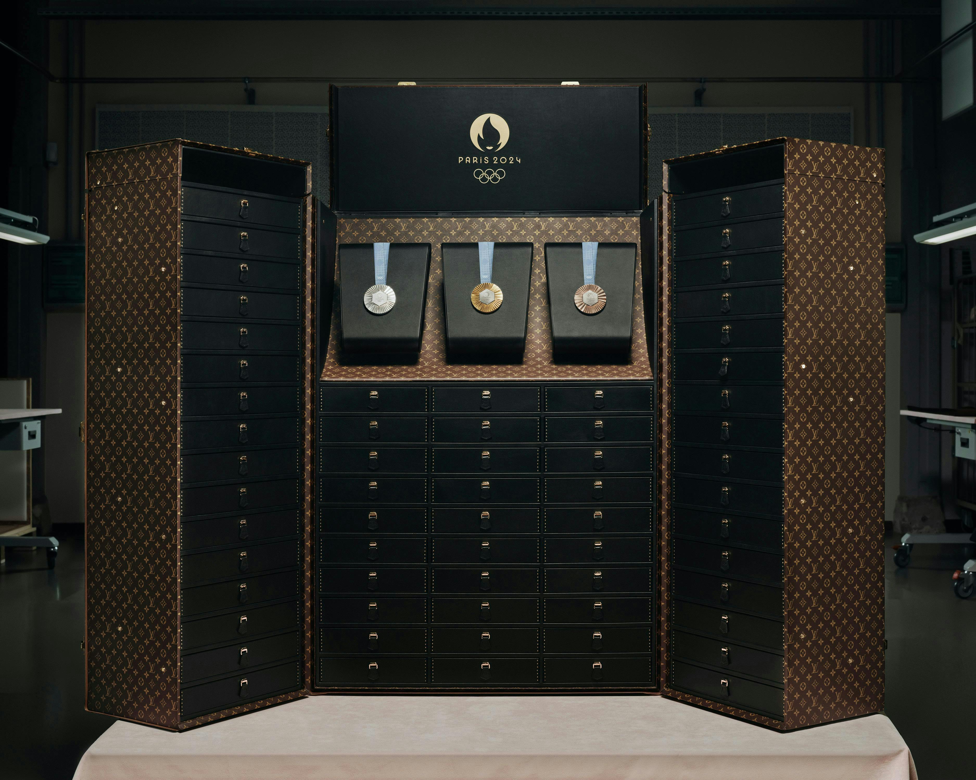 Il baule Médailles che contiene le medaglie dei Giochi Olimpici di Parigi 2024 (Courtesy Louis Vuitton)