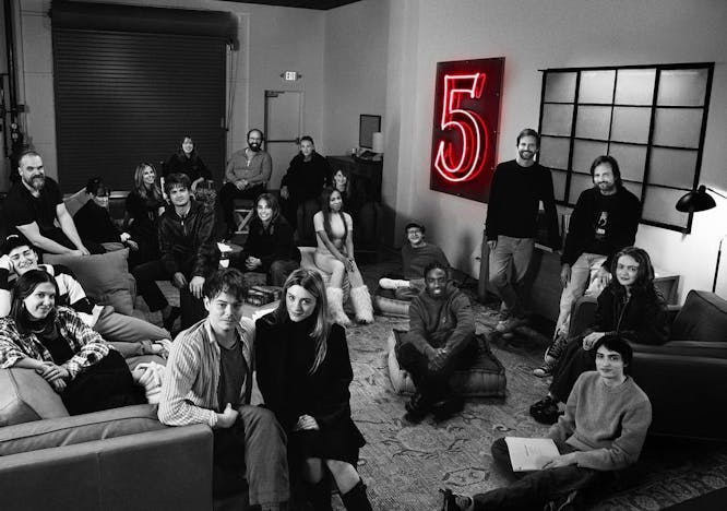 Stranger Things 5, l'ultima serie su Netflix foto di gruppo del cast. Courtesy Instagram