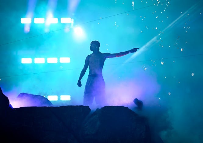 Travis Scott sul palco dello show Utopia – Circus Maximus World Tour, adesso in giro per l'Europa. Courtesy Getty