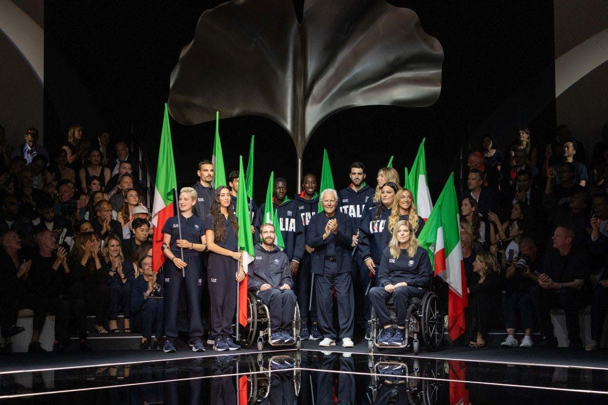 Il team olimpico e paralimpico italiano al termine della sfilata primavera estate 2024 di Emporio Armani, a settembre 2023 (Courtesy of Press Office)