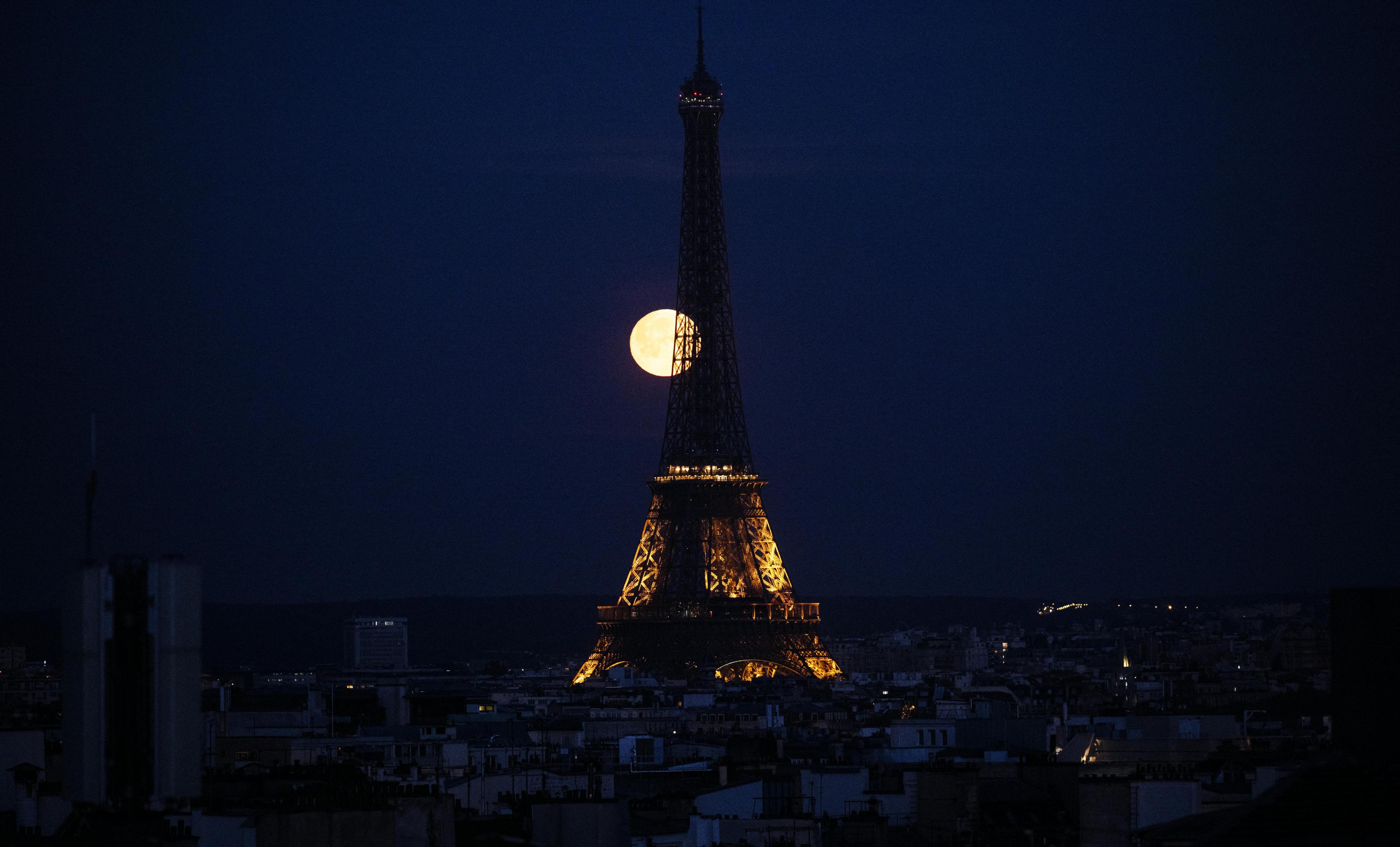 astronomy tourism heritage horizontal eiffel tower moon illustration topix bestof paris