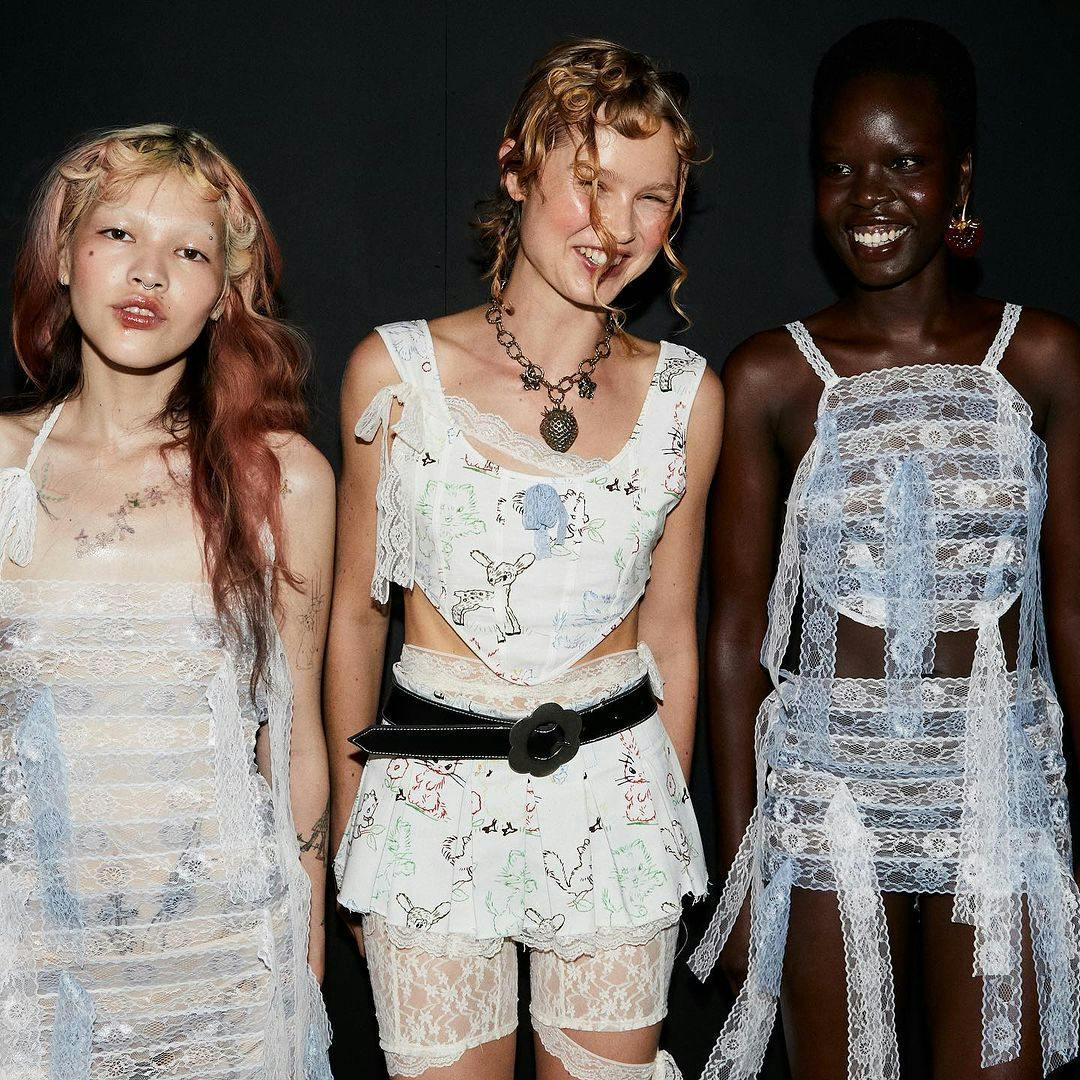 Backstage da Yuhan Wang, durante la London Fashion Week (British Fashion Council)