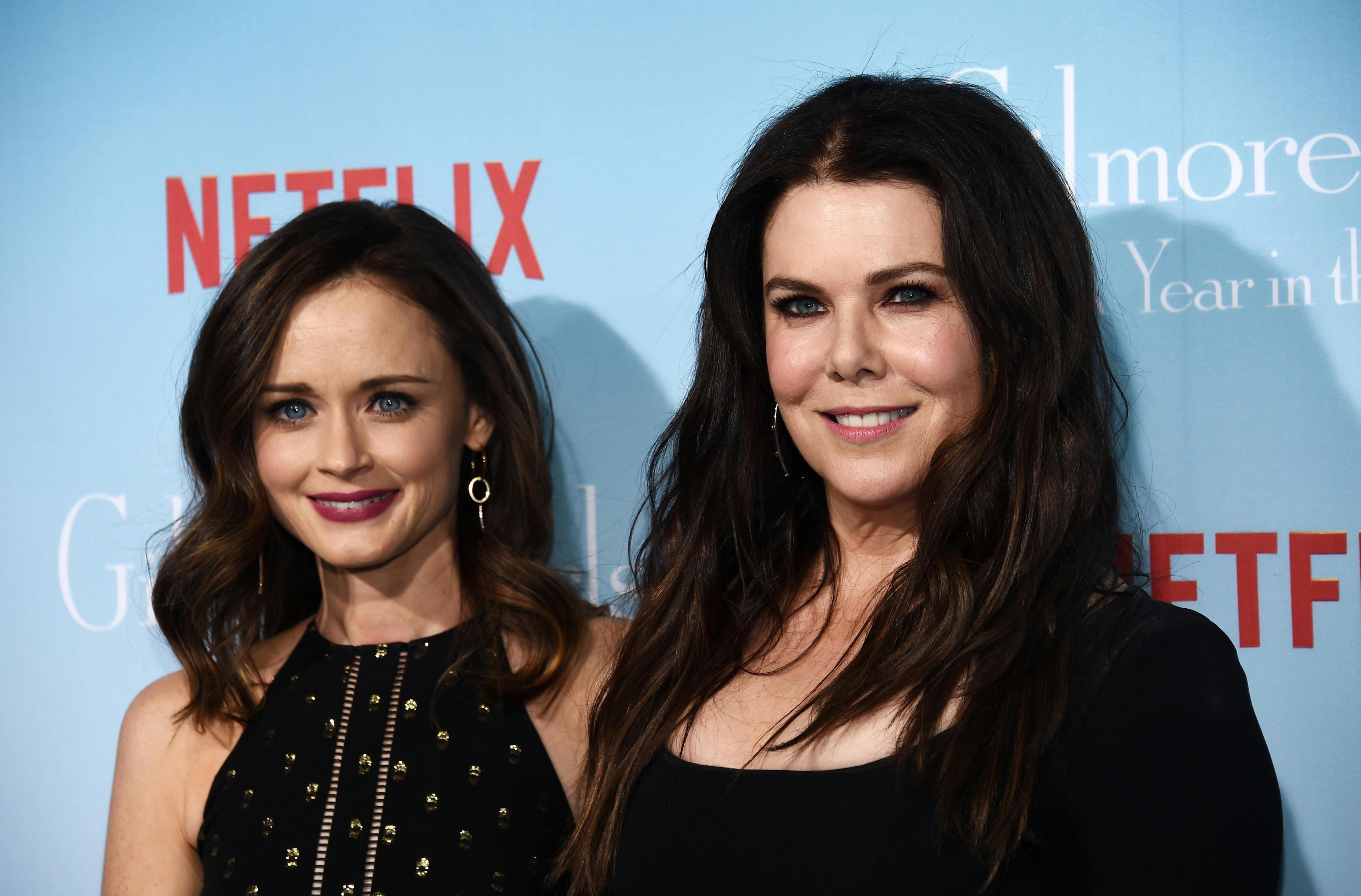 Alexis Bledel, nata sotto il segno della Vergine il 16 settembre, nella foto insieme a Lauren Graham, attrici protagoniste di "Una Mamma Per Amica" (Getty Images)